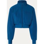 Bild von Alo Yoga Wintry gewatteerd cropped jack van fleece met borstzak – Donkerblauw